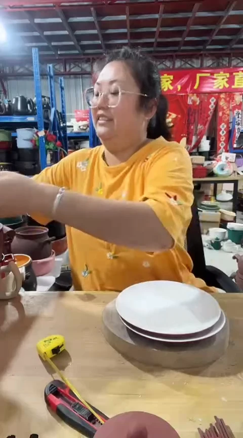 瑕疵红白盘子两个