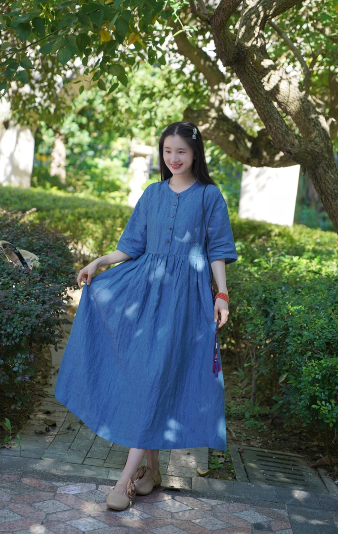 《赛里木湖》色织亚麻加密砂洗工艺连衣裙/