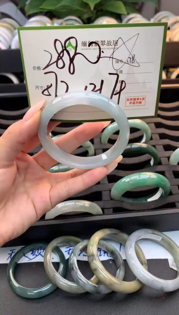 未镶嵌定制翡翠毛货需精细抛光+多人
