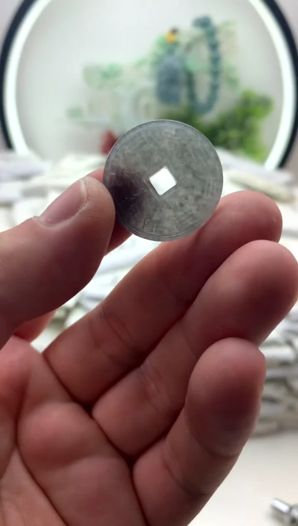 翡翠未镶嵌颈饰小山鬼