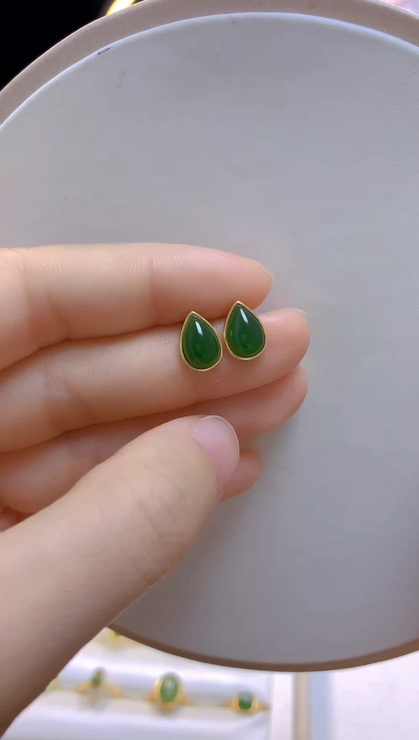 和田玉银S925镶嵌耳钉碧玉水滴款