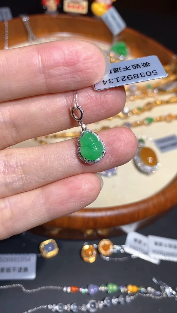 颈饰18K金镶嵌翡翠吊坠