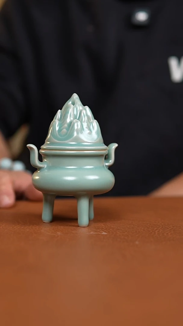 瓷片仿古翡翠绿釉三足香炉瑕
