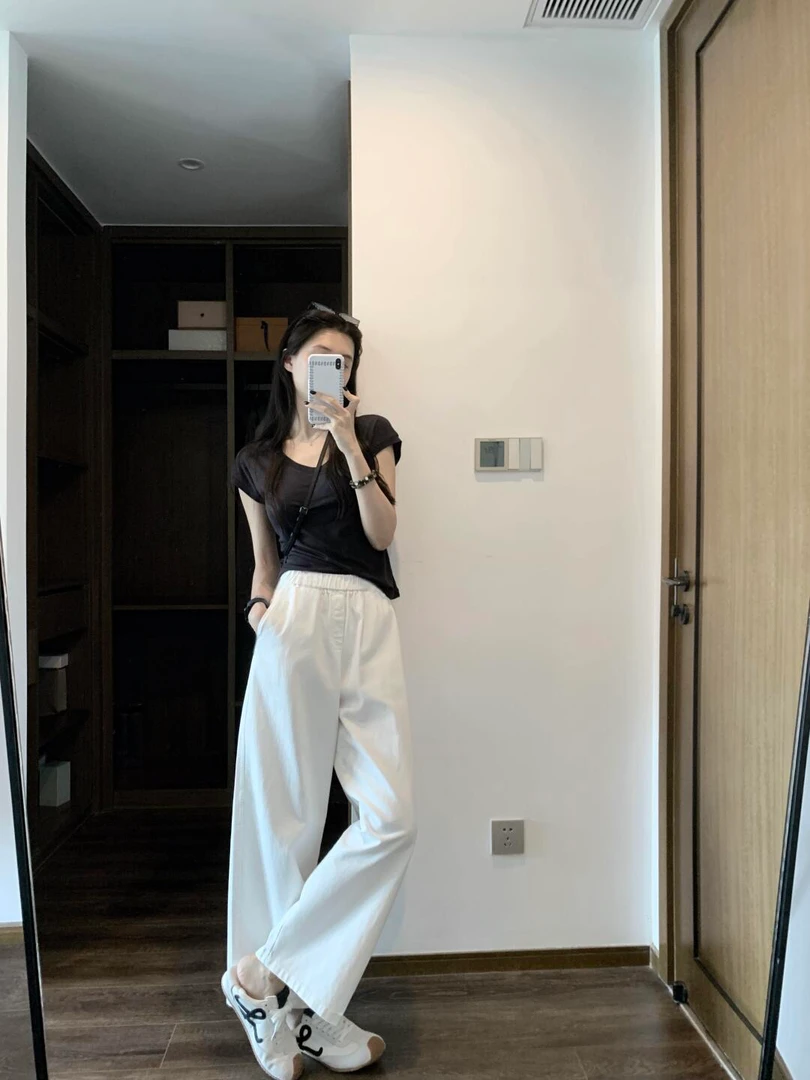 【随意】法式休闲松弛感黑色圆领T恤上衣搭配高腰松紧腰白色休闲裤