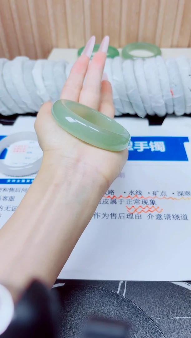 未镶嵌手镯石英质玉76/54.3