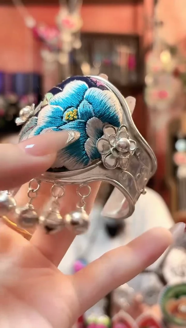 织绣云织谣民族风精美饰品 204