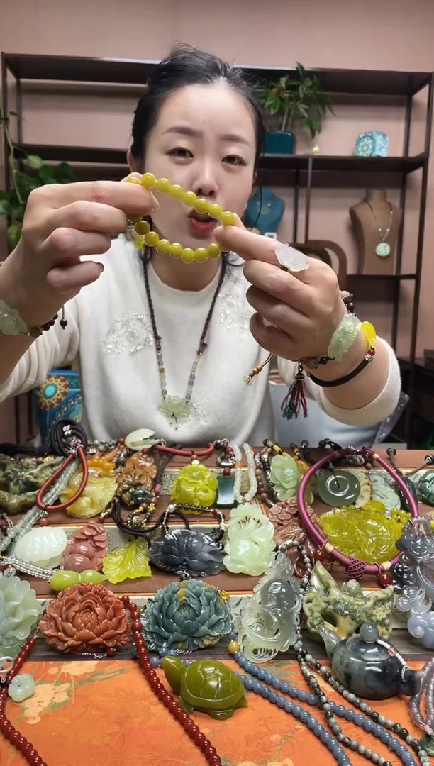 未镶嵌岫玉手串多样性发货发其中之一