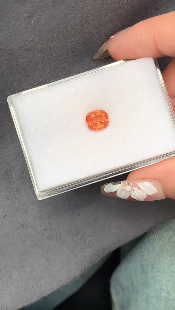 未镶嵌耳饰石榴石（芬达石）2.38克拉