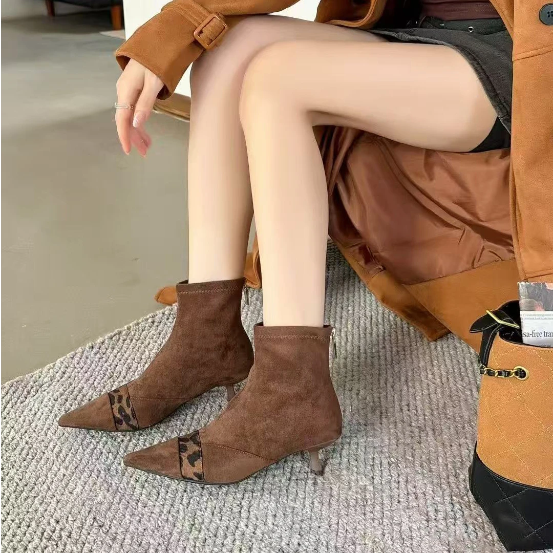 【小贝家】4cm拼接尖头豹纹马丁靴秋冬款中筒靴女鞋细跟瘦瘦靴25150