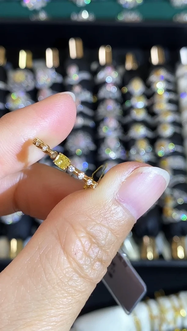 18K金镶嵌戒指钻石戒指