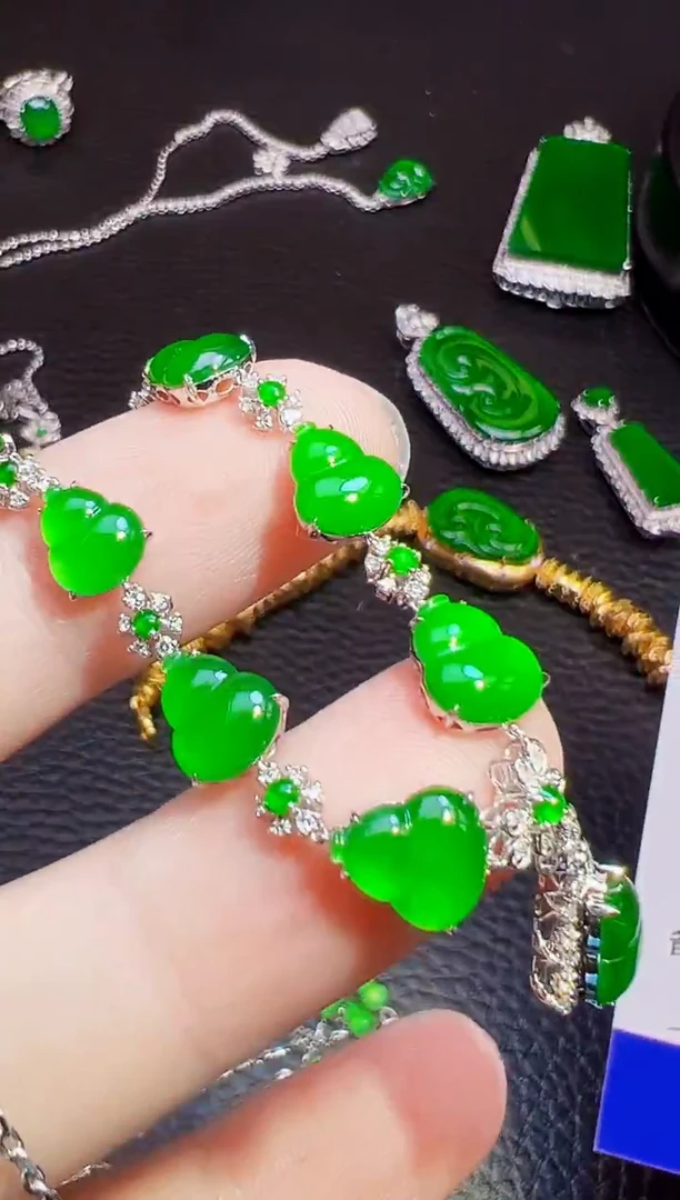 颈饰18K金镶嵌翡翠敏翡翠