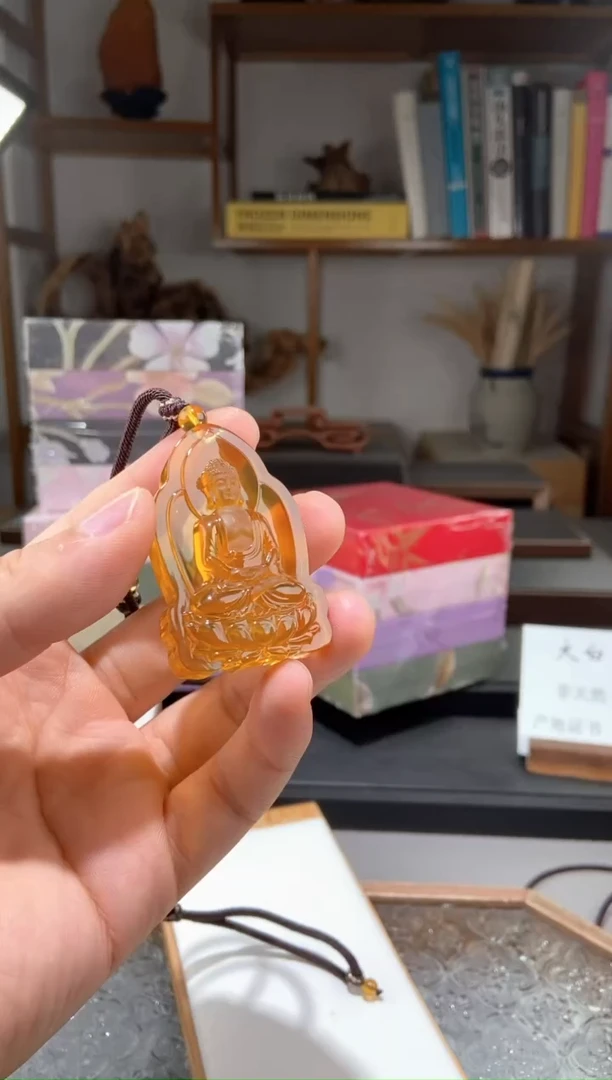 琥珀颈饰未镶嵌大日如来