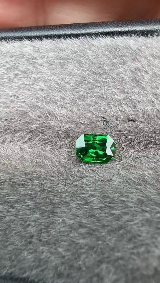 未镶嵌裸石石榴石（沙弗莱）卡扎尼绿0.8ct-A690-1p