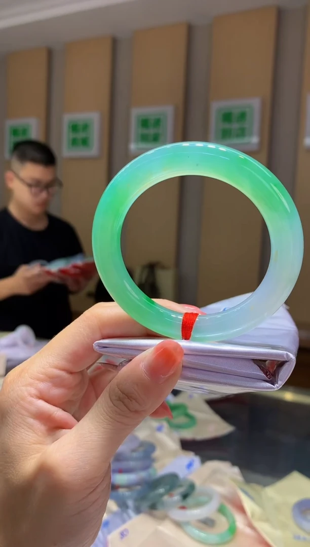 未镶嵌手镯翡翠-Q2 圈口42万 定金2万