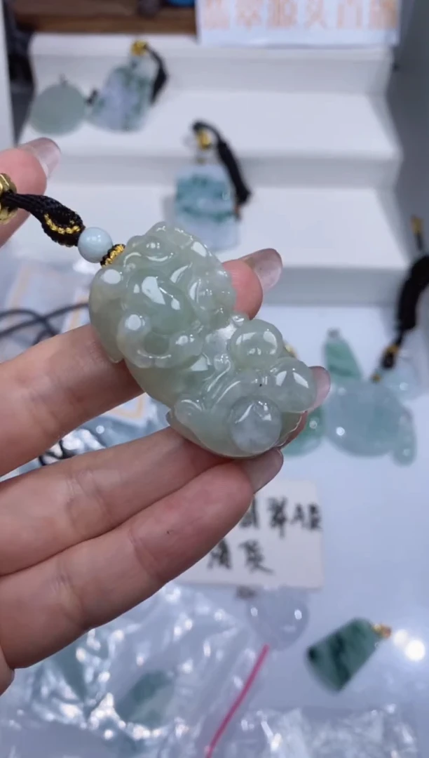 颈饰未镶嵌翡翠吊坠