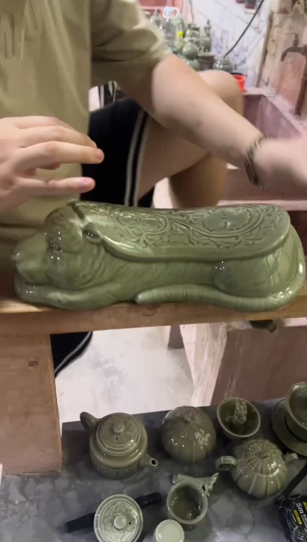 耀州窑青瓷虎虎生威枕头