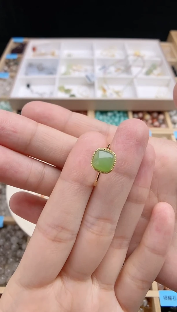 未镶嵌戒指和田玉（碧玉）方形碧玉戒指