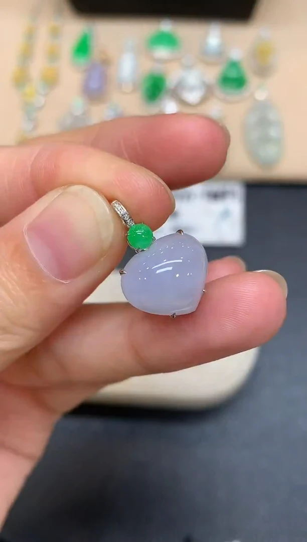 颈饰18K金镶嵌翡翠爱心【无服务费