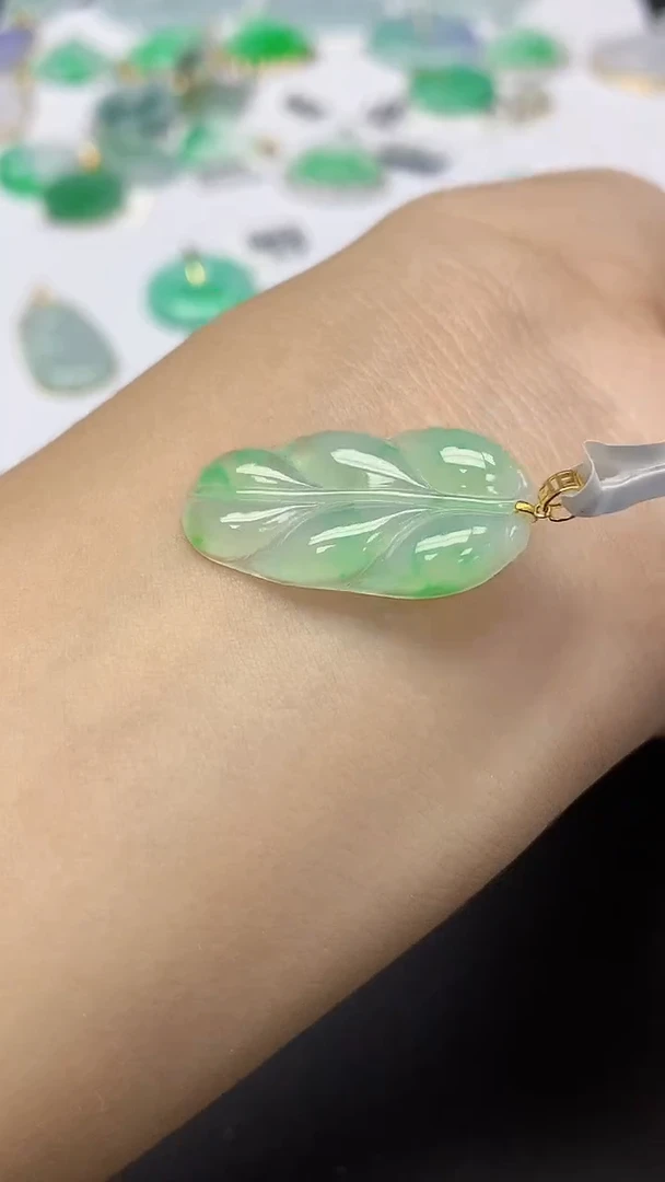 翡翠18K金镶嵌颈饰天然缅甸a货翡翠