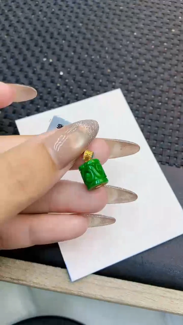 颈饰18K金镶嵌翡翠1