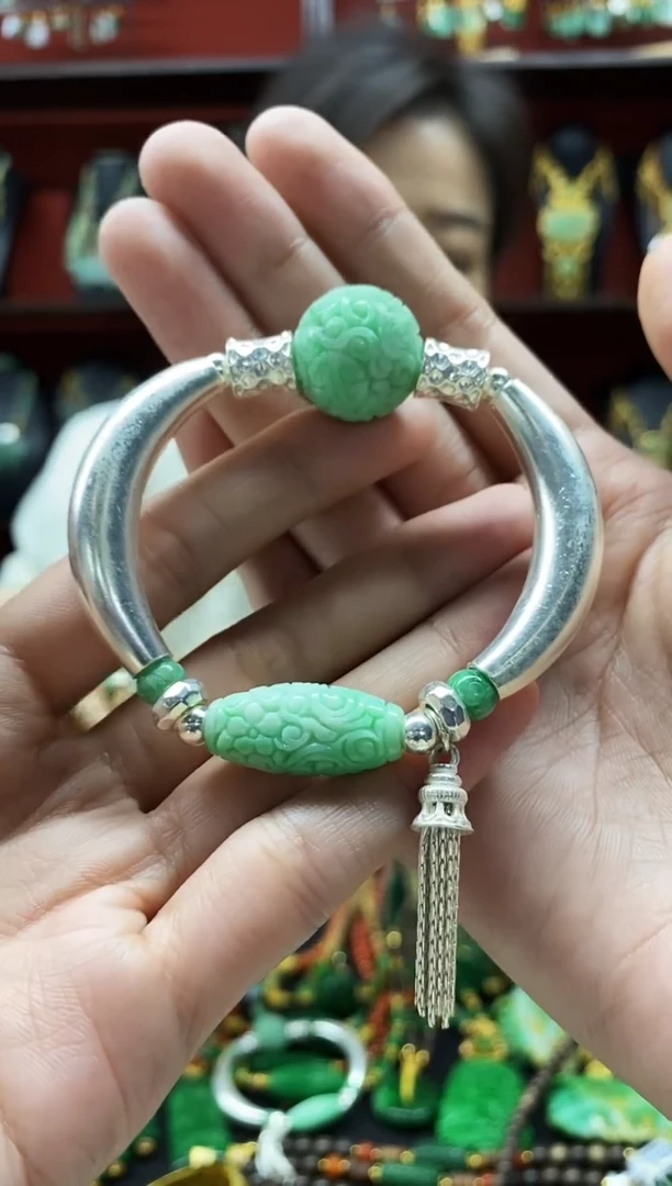 颈饰未镶嵌翡翠手镯