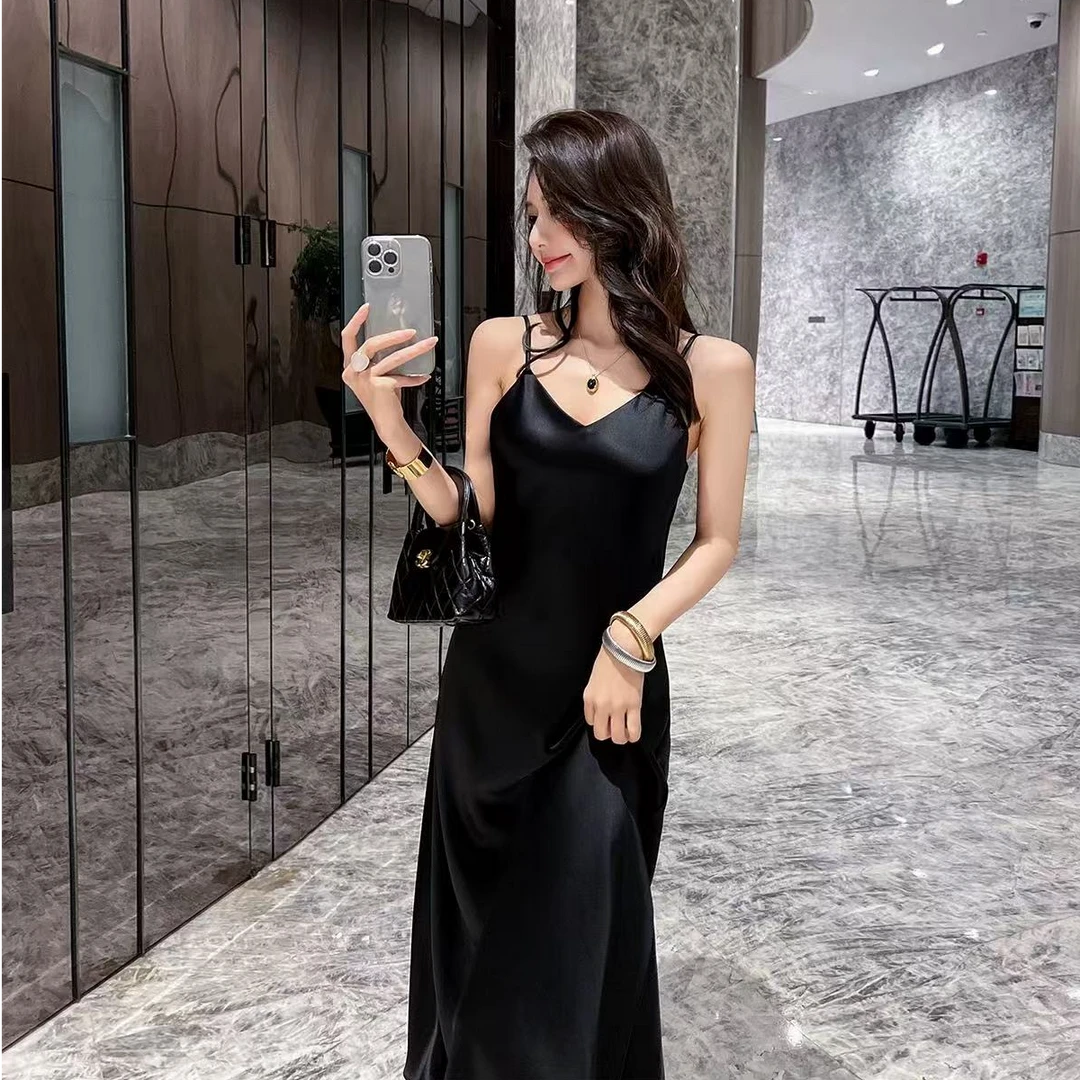 鎏光缎面黑色吊带连衣裙女夏2025新款过膝长裙设计感小众外穿裙子