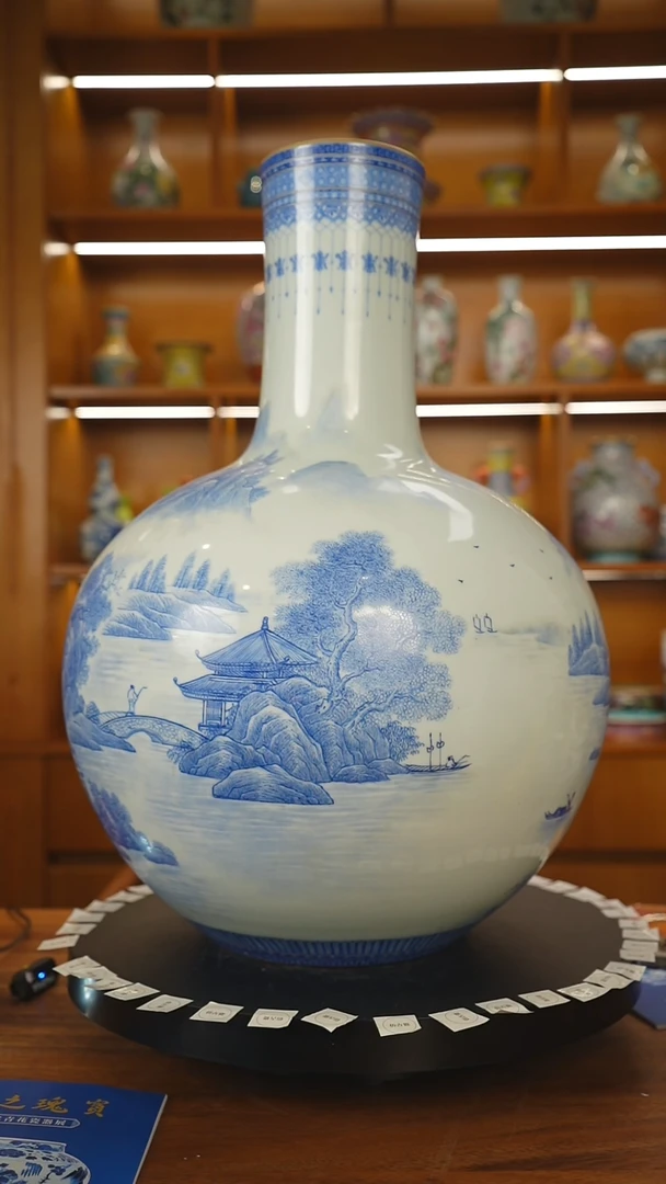 其他绘*粉彩山水天球瓶一只