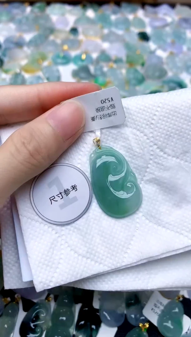颈饰18K金镶嵌翡翠天然A货翡翠
