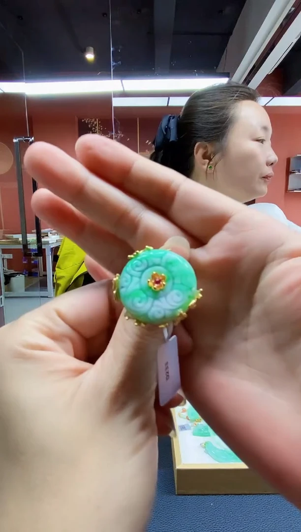 颈饰未镶嵌翡翠戒指