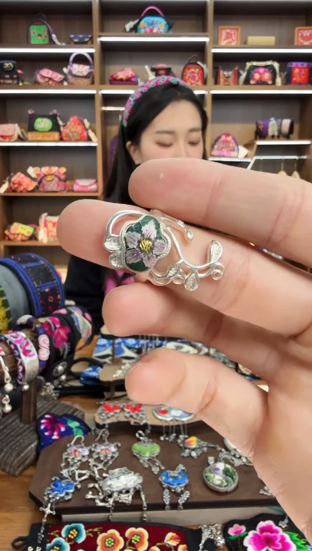【闪购商品】织绣82蒙阿苏苗绣传承