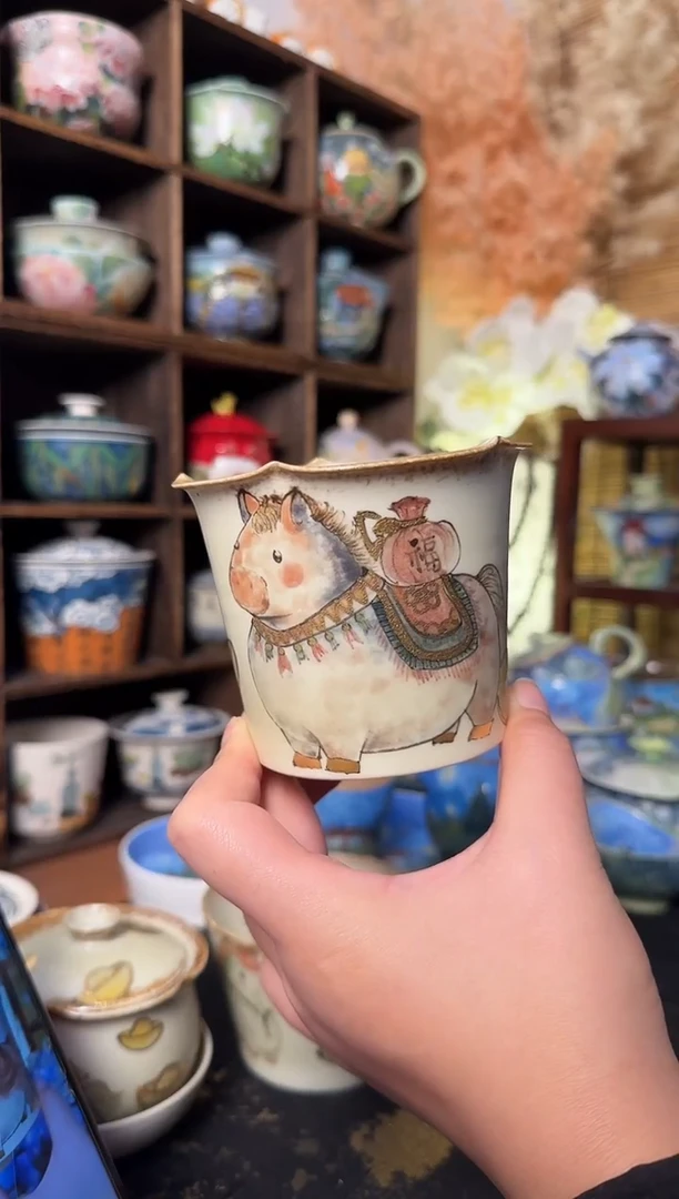 观山描金马花口手握杯