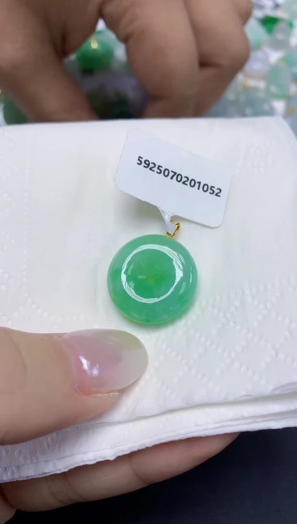 翡翠18K金镶嵌颈饰天然缅甸翡翠A货