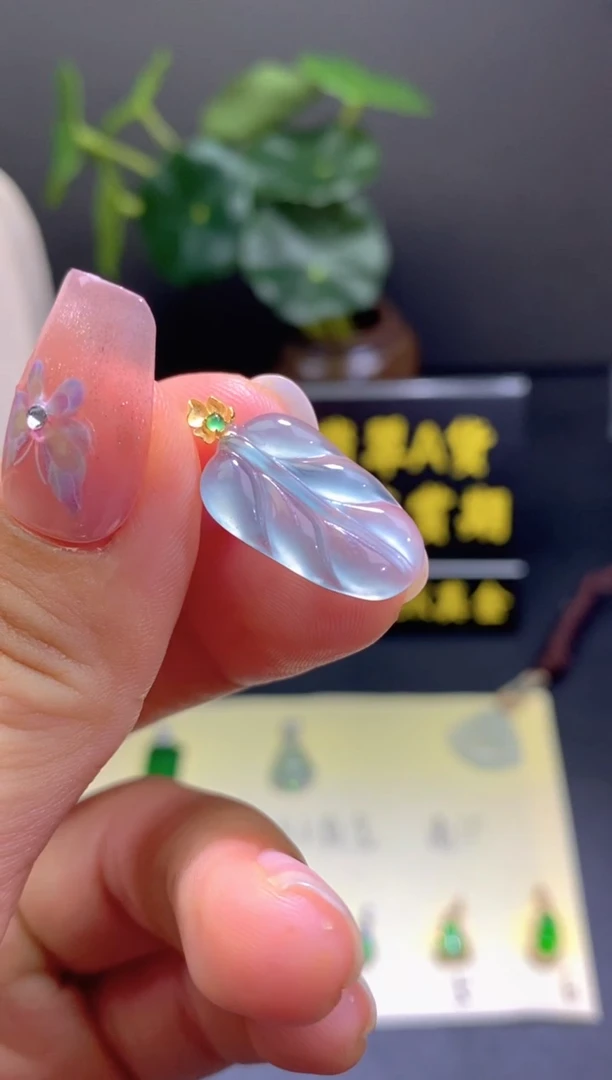 翡翠18K金镶嵌颈饰翡翠吊坠