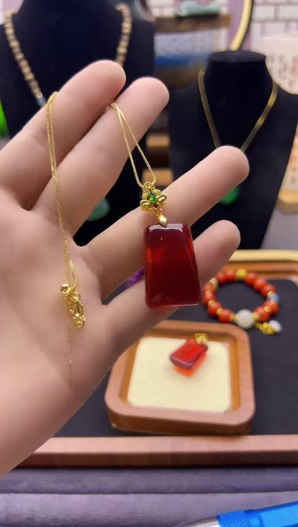 14K金镶嵌血珀颈饰D132