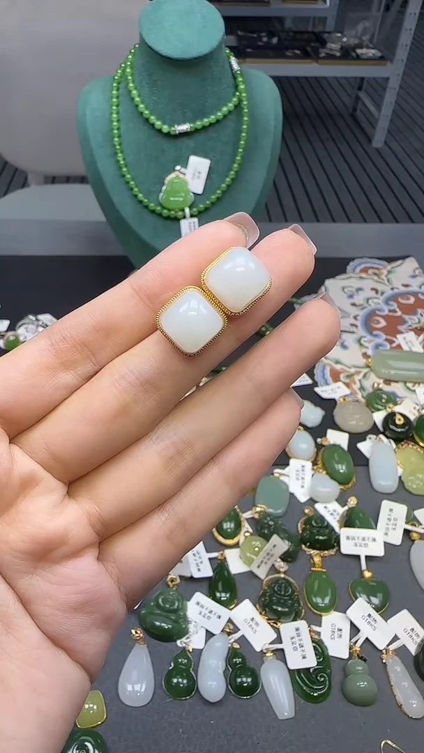 18K金镶嵌和田玉耳饰1