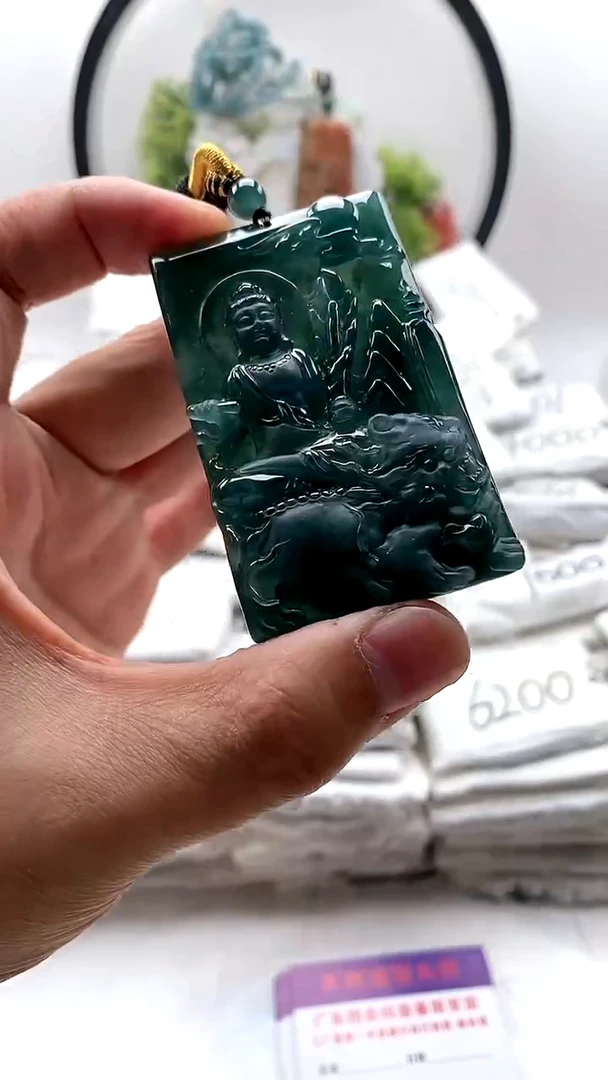 翡翠未镶嵌颈饰文殊