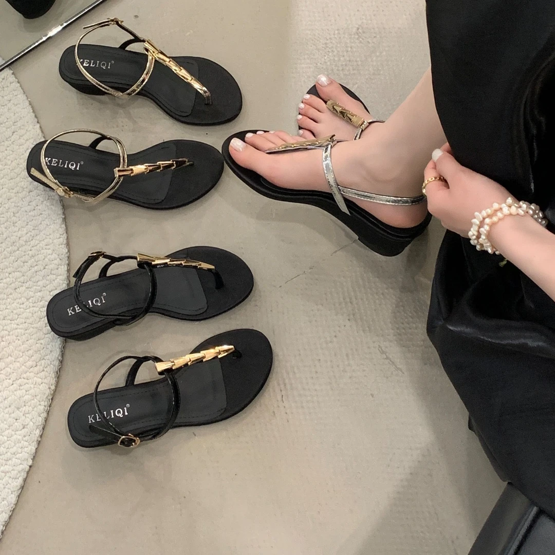 小众黑色设计感坡跟夹趾金属链条女鞋2025夏新款高级感法式凉鞋