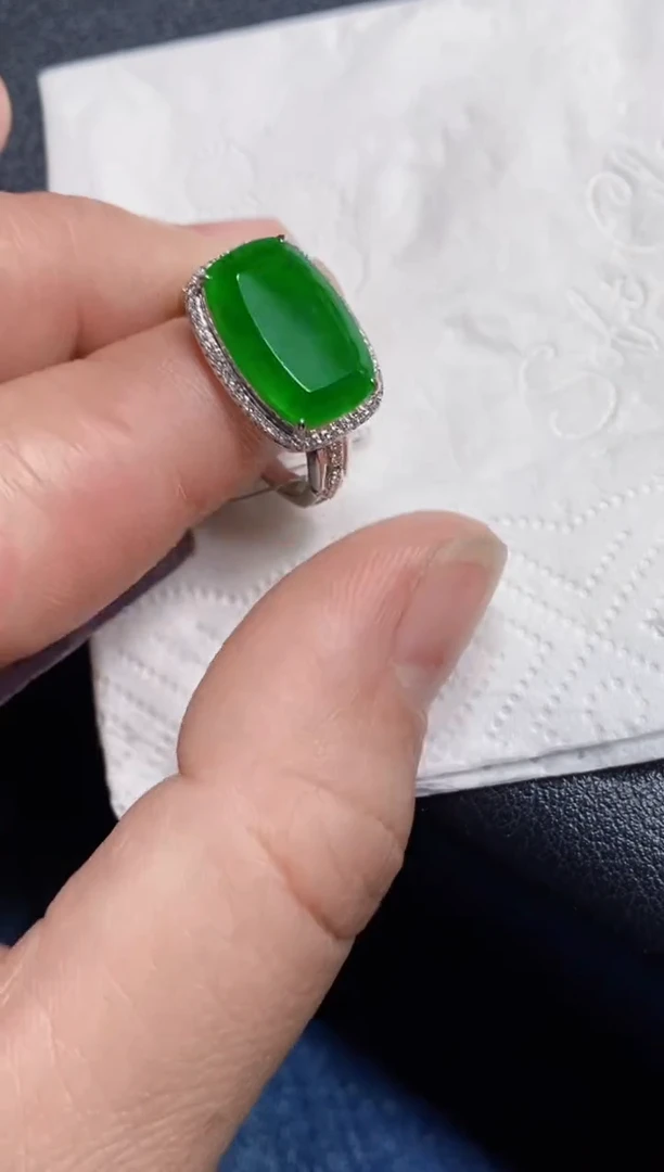 颈饰18K金镶嵌翡翠戒指