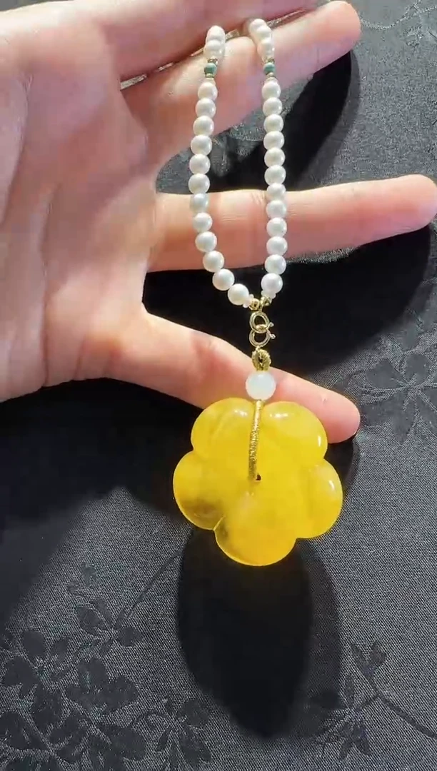 蜜蜡颈饰18K金镶嵌花花吊坠