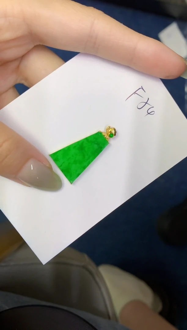 翡翠18K金镶嵌颈饰缅甸天然翡翠A货