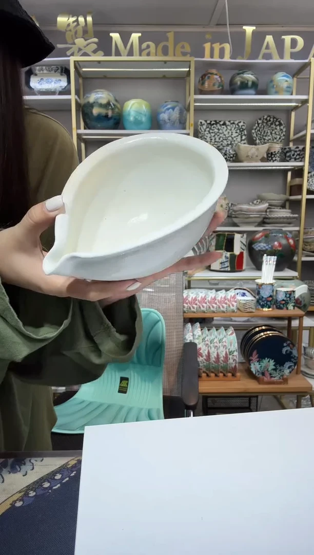 陶瓷信乐烧17厘米导流口钵一只