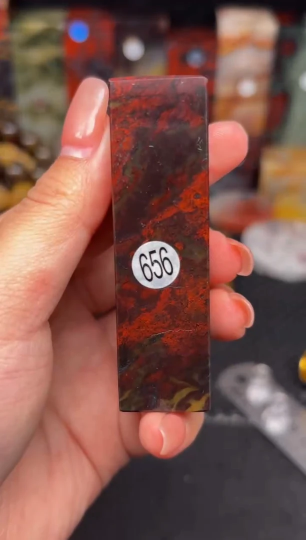 玉桂林鸡血玉摆件 编号：656