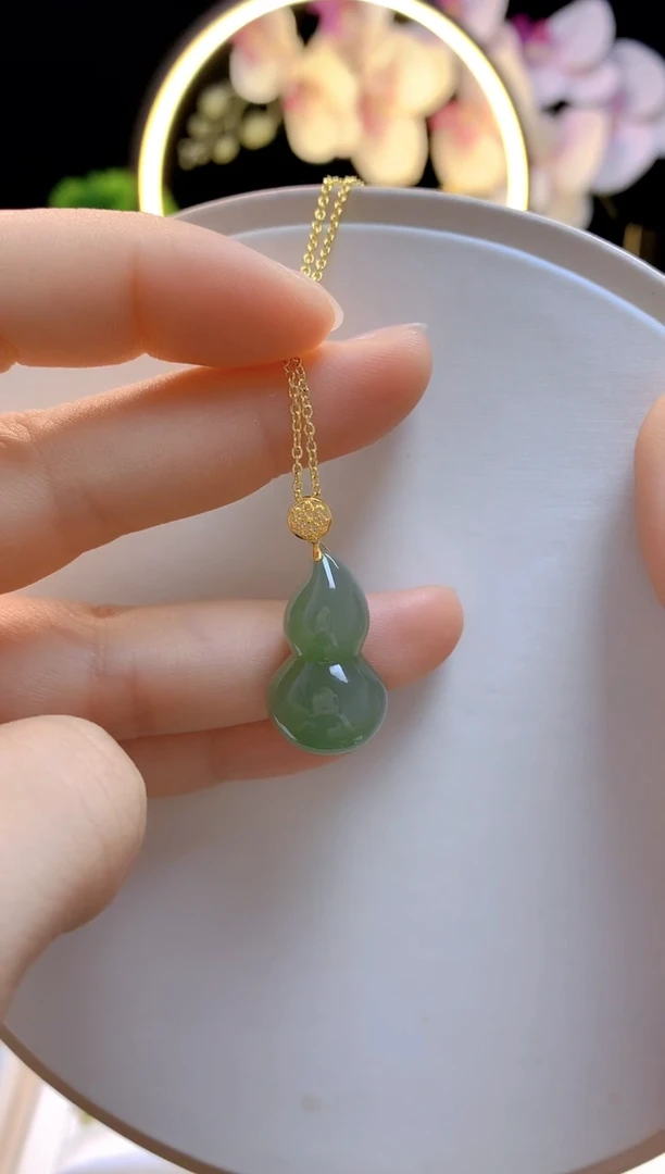 18K金镶嵌和田玉耳环立体葫芦