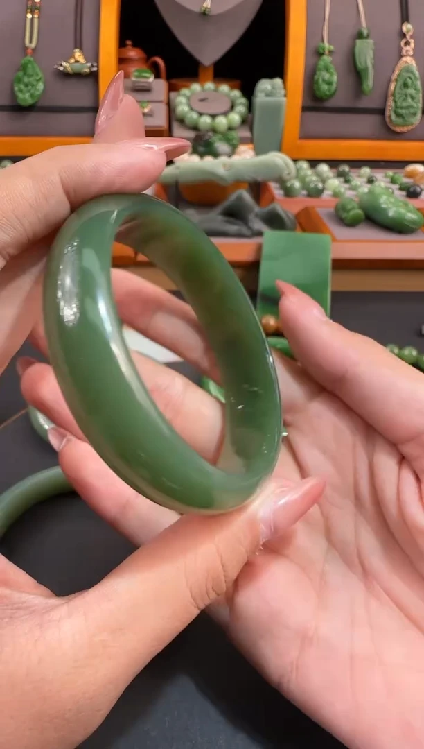 颈饰未镶嵌和田玉中**己1