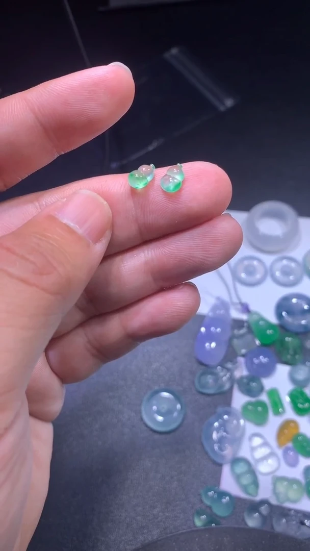 颈饰未镶嵌翡翠葫芦一对