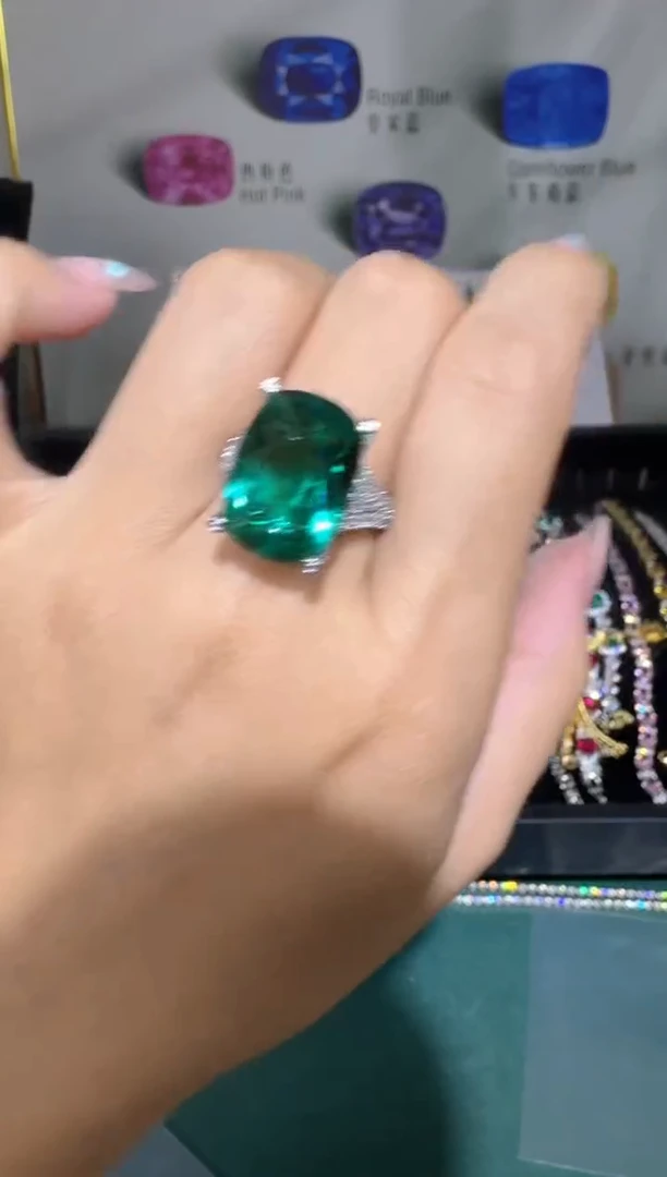 18K金镶嵌戒指祖母绿0