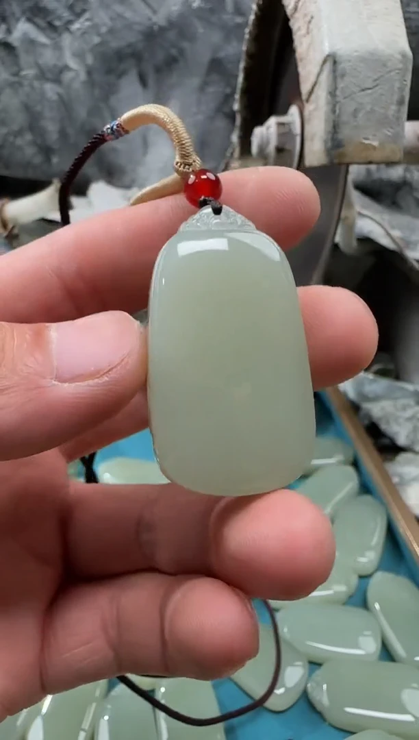 和田玉未镶嵌颈饰吊坠