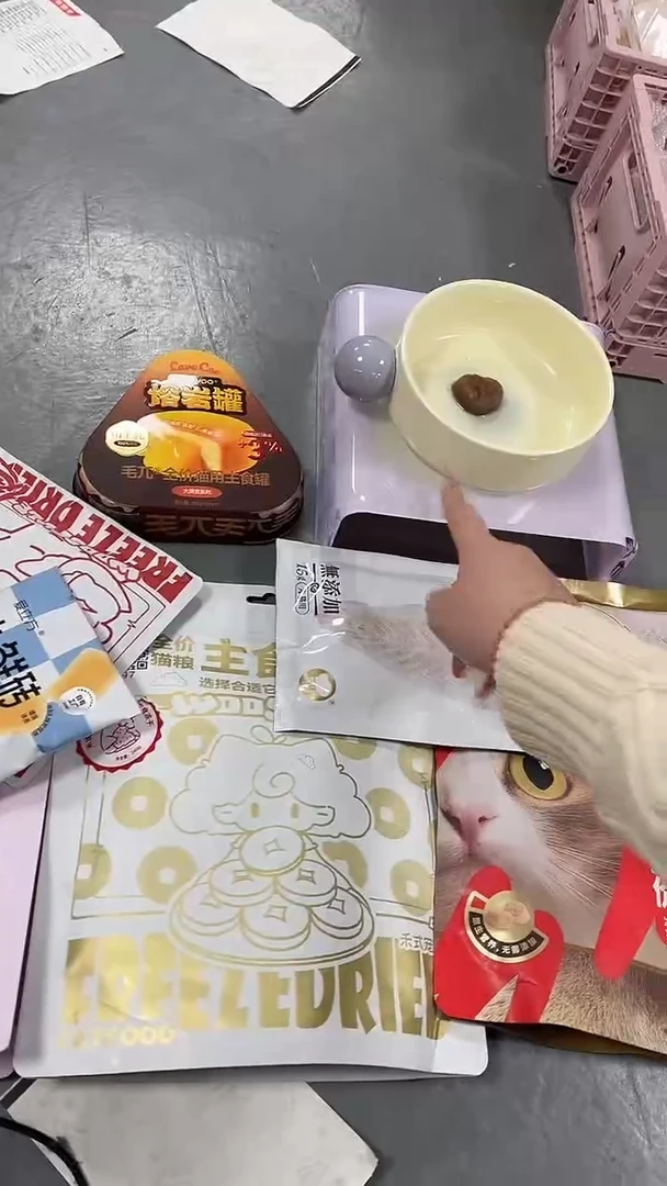 白金1+莱兔1+奶瓶1+禾式零食1+鳕鱼1+熔岩罐1盒+爱试吃1+莫太1套