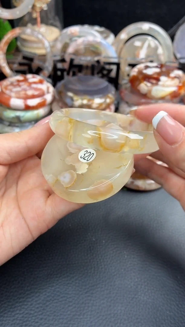 未镶嵌手镯（圆镯）石英质玉56