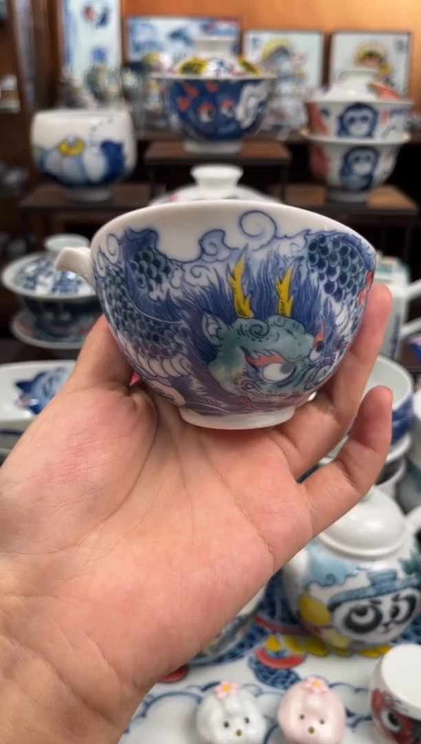 昨明青花龙纹手抓壶